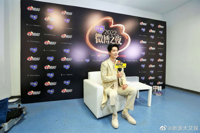 Обои картинки фото мужчины, xiao zhan, актер, микрофон, кресло