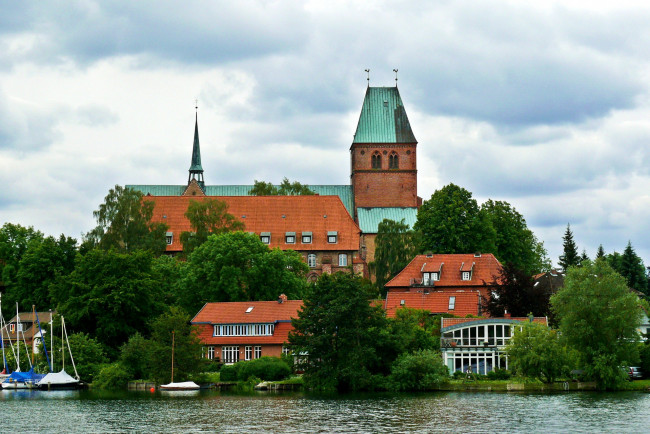 Обои картинки фото германия, ратцебург, города, здания, дома, река, причалы, яхты, деревья