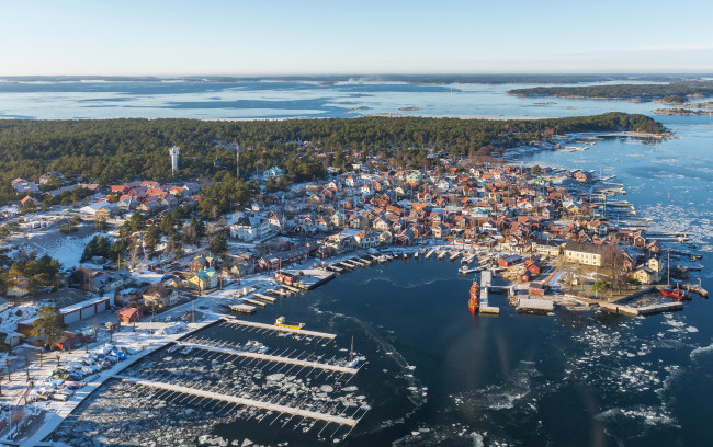 Обои картинки фото sandhamn, швеция, города, панорамы, панорама, дома, причалы, суда