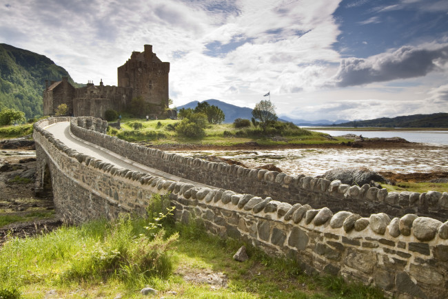 Обои картинки фото eilean, donan, castle, dornie, scotland, города, замок, эйлиан, донан, шотландия, дорн, мост