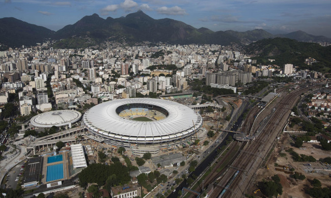 Обои картинки фото спорт, стадионы, бразилия, стадион, арена, панорама, город, дома, здания, дороги, горы