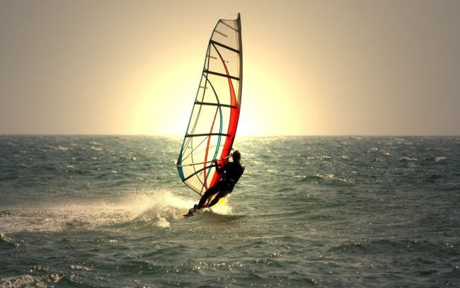 Обои картинки фото спорт, водный спорт, water, парус, закат, море, windsurfing, man, парень, брызги, вода, солнце, спортсмен
