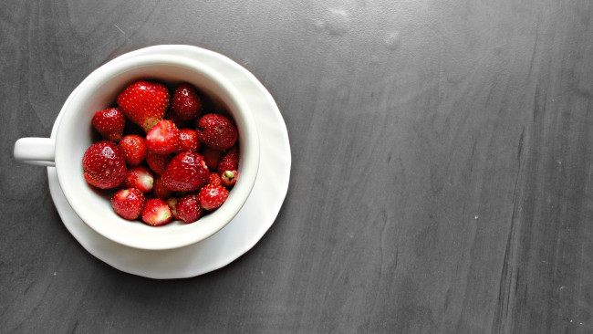 Обои картинки фото еда, клубника,  земляника, ягоды, блюдце, чашка