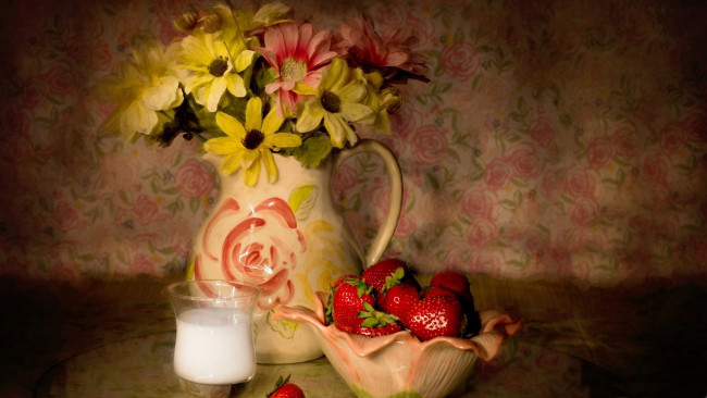 Обои картинки фото еда, клубника,  земляника, ягоды, ваза, цветы, молоко