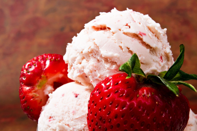 Обои картинки фото еда, мороженое,  десерты, клубника, ягодное