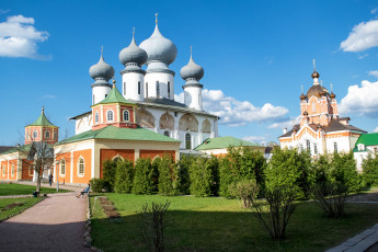 Картинка города -+православные+церкви +монастыри кустарники облака аллея трава дорожка