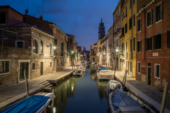 обоя венеция, города, венеция , италия, ночь, фонари, здания, лодки