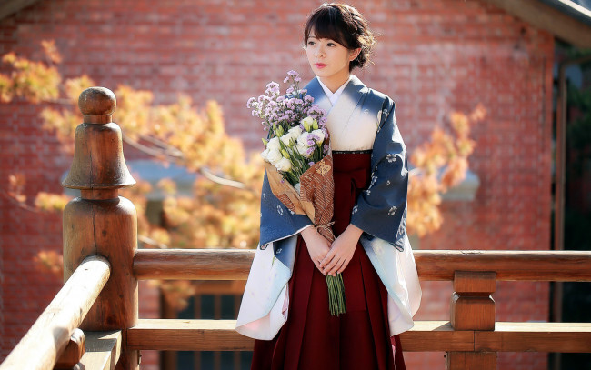 Обои картинки фото девушки, -unsort , азиатки, букет, кимоно