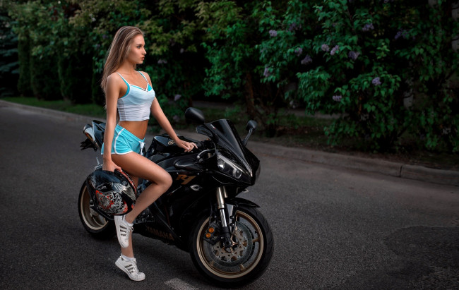 Обои картинки фото мотоциклы, мото с девушкой, дорога, шорты, мотоцикл, брюнетка, девушка