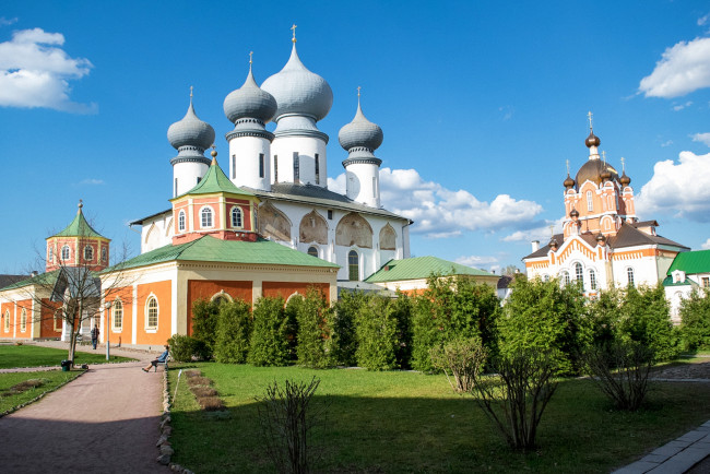Обои картинки фото города, - православные церкви,  монастыри, кустарники, облака, аллея, трава, дорожка
