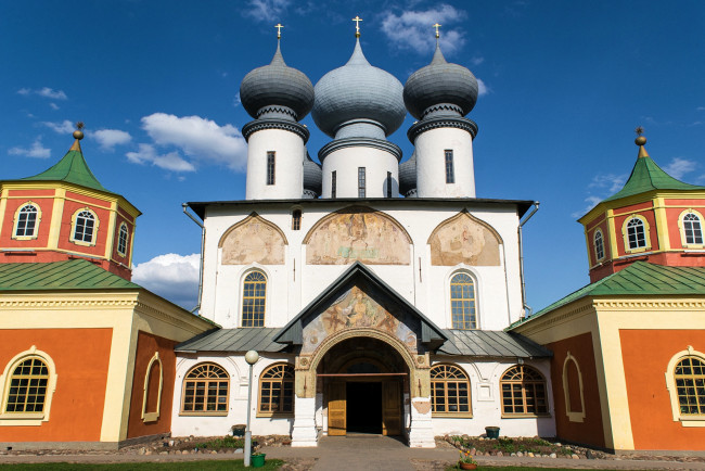 Обои картинки фото города, - православные церкви,  монастыри, трава, облака, фонарь