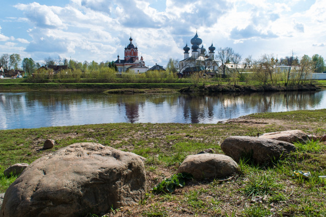 Обои картинки фото города, - православные церкви,  монастыри, камни, деревья, трава, река, облака