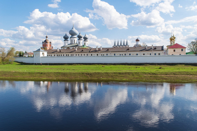 Обои картинки фото города, - православные церкви,  монастыри, трава, река, облака, деревья