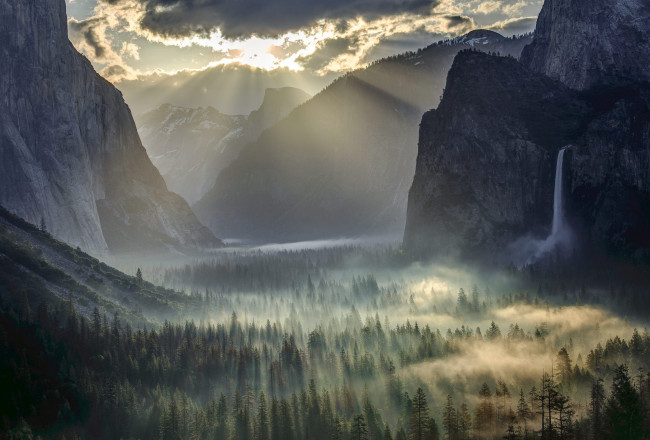 Обои картинки фото природа, водопады, горы, туман, лея, облака, лучи