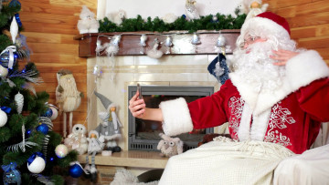 Картинка праздничные дед+мороз +санта+клаус селфи елка камин санта