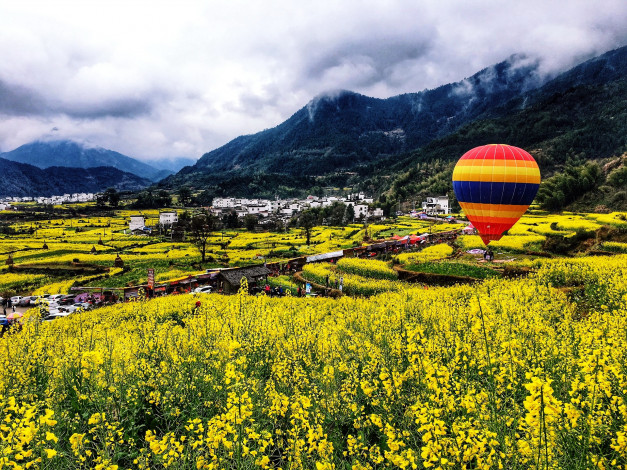 Обои картинки фото авиация, воздушные шары, поселок, шар, горы, воздушный, поле
