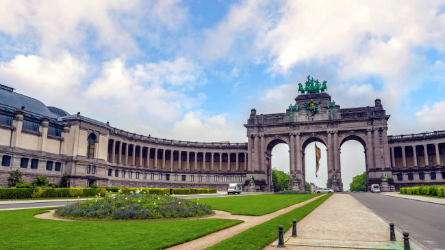Обои картинки фото города, брюссель , бельгия, клумба, арка