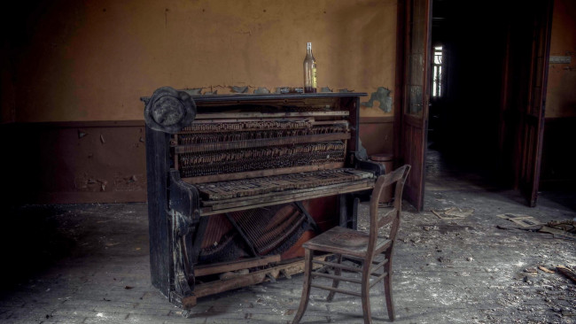 Обои картинки фото музыка, -музыкальные инструменты, бутылка, стул, пианино, комната