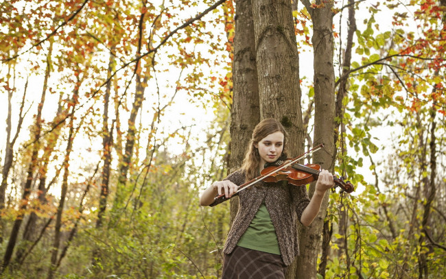 Обои картинки фото музыка, -другое, природа, деревья, девушка, скрипка