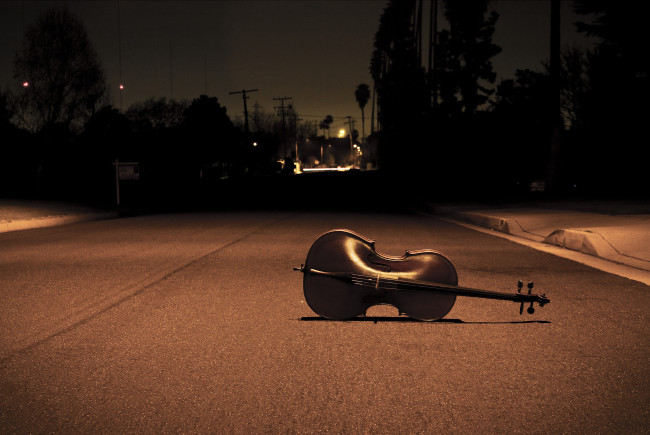 Обои картинки фото музыка, -музыкальные инструменты, дорога, виолончель, ночь, улица