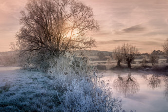 Картинка природа зима иней река