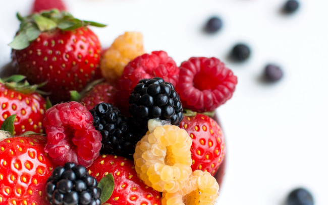Обои картинки фото еда, фрукты,  ягоды, малина, клубника, ежевика