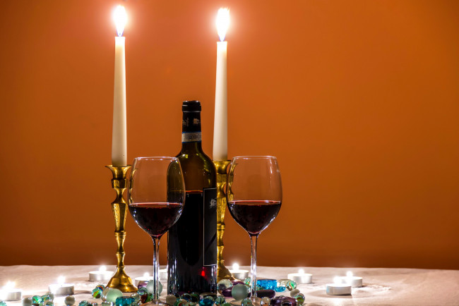 Обои картинки фото еда, напитки,  вино, бутылка, вино, бокалы, свечи