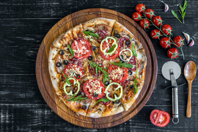 Обои картинки фото еда, пицца, розмарин, помидоры, черри, салями