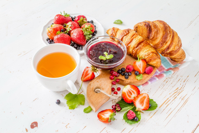 Обои картинки фото еда, разное, варенье, клубника, чай, круассаны, завтрак