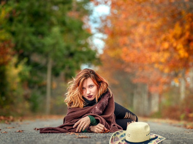 Обои картинки фото девушки, - рыжеволосые и разноцветные, дорога, осень, девушка, шляпа
