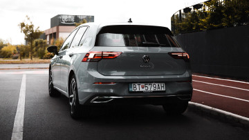 обоя volkswagen golf viii, автомобили, volkswagen, серебристый, дорога, здания, деревья