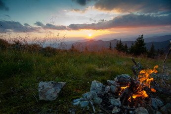 Картинка природа огонь карпаты украина горы костер вечер