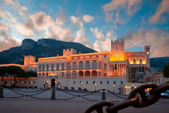 Обои картинки фото prince`s palace of monaco, города, монако , монако, цепи, пушки, monaco, княжеский, дворец, prince's, palace