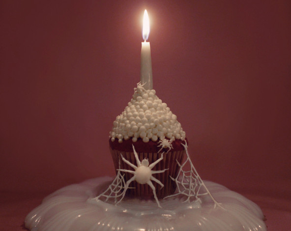 Обои картинки фото разное, свечи, подсвечник, свеча, фон, пауки, яйца