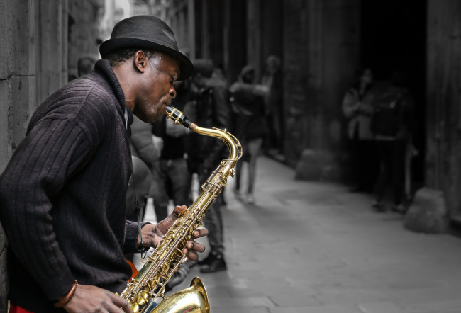 Обои картинки фото музыка, -другое, саксофон, мужчина, шляпа, музыкант, улица