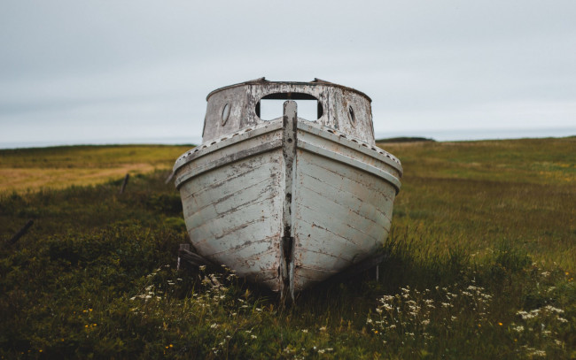 Обои картинки фото корабли, лодки,  шлюпки, трава, лодка, старая