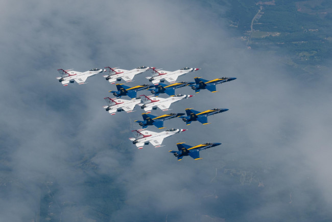 Обои картинки фото авиация, разные вместе, небо, военная, истребитель, пилотажная, группа