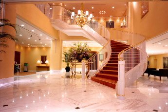 Картинка интерьер холлы лестницы корридоры люстра лестница отель