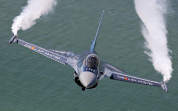 Картинка авиация боевые самолёты море полёт f-16 истребитель вода