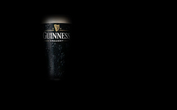 Картинка бренды guinness холодное капли темный фон стакан пиво