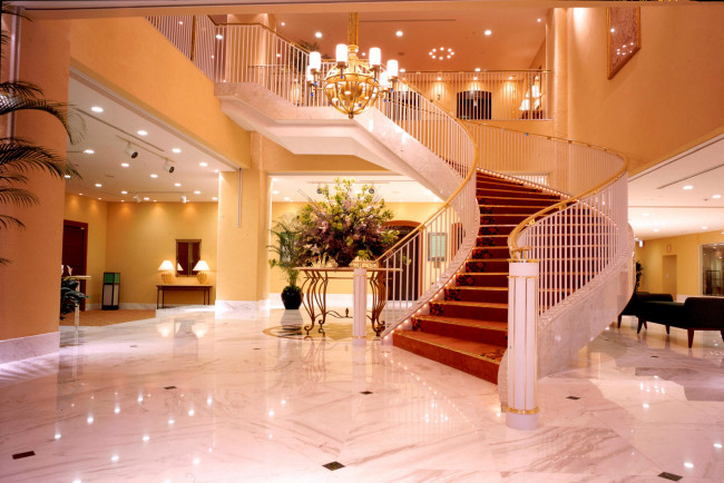 Обои картинки фото интерьер, холлы, лестницы, корридоры, люстра, лестница, отель