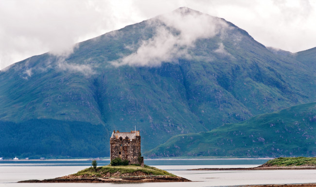Обои картинки фото замок, сталкер, шотландия, города, дворцы, замки, крепости, вода, горы, одиночество