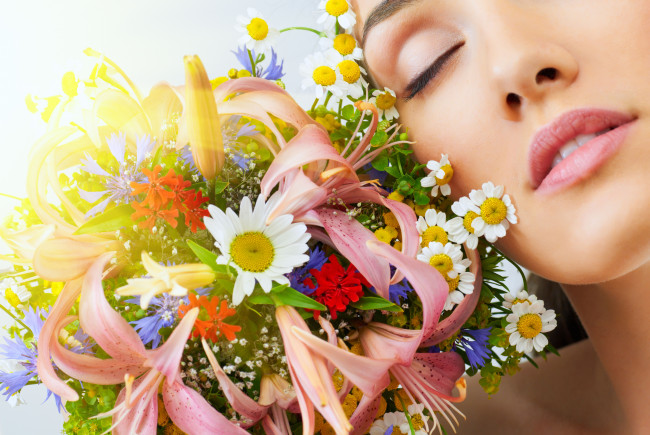 Обои картинки фото цветы, букеты, композиции, лицо, девушка, васельки, лилии, ромашки
