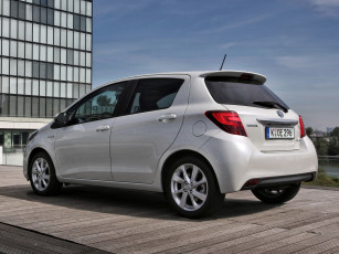 Картинка автомобили toyota yaris hybrid 2014г светлый