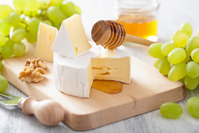 Обои картинки фото еда, сырные изделия, сыр, нож, орехи, виноград, мед, ложка, доска, белый