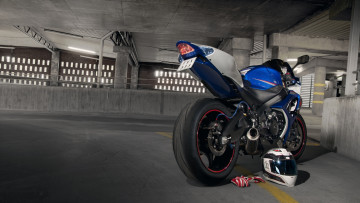 Картинка мотоциклы suzuki синий шлем перчатки мотоцикл сузуки blue gsx-r1000