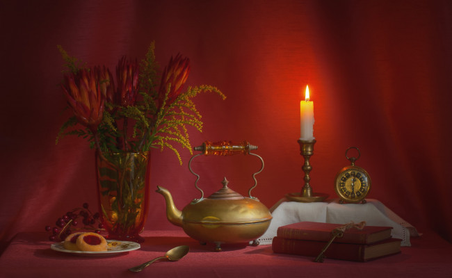 Обои картинки фото еда, натюрморт, ключи, чайник, букет, пирожное, книги, часы, красный, свеча
