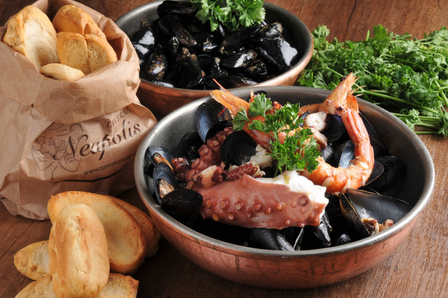 Обои картинки фото еда, рыба,  морепродукты,  суши,  роллы, осминог, мидии, морепродукты, хлеб
