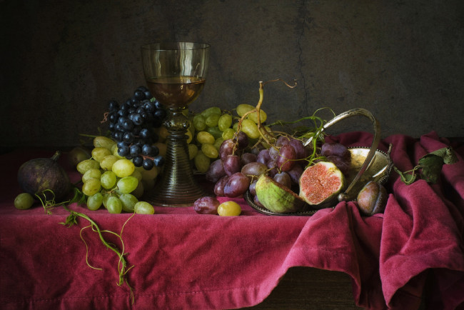 Обои картинки фото еда, натюрморт, бокал, фрукты, виноград, стекло