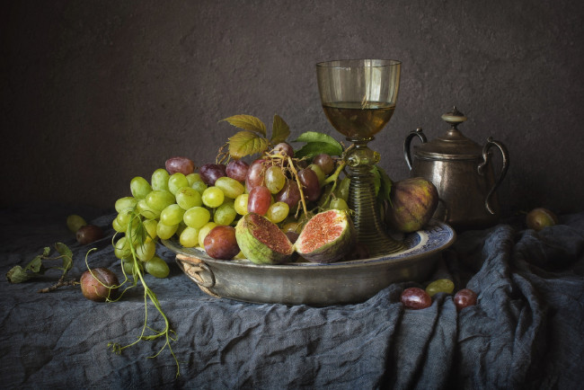 Обои картинки фото еда, натюрморт, фрукты, виноград, бокал, стекло